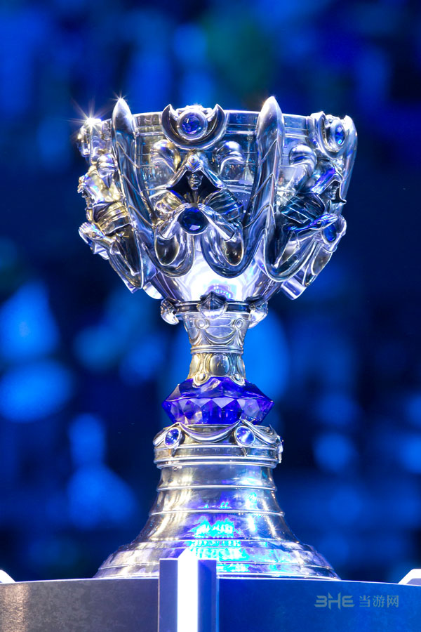 周杰伦王一博同框观战！S15总决赛明星云集运动盛宴